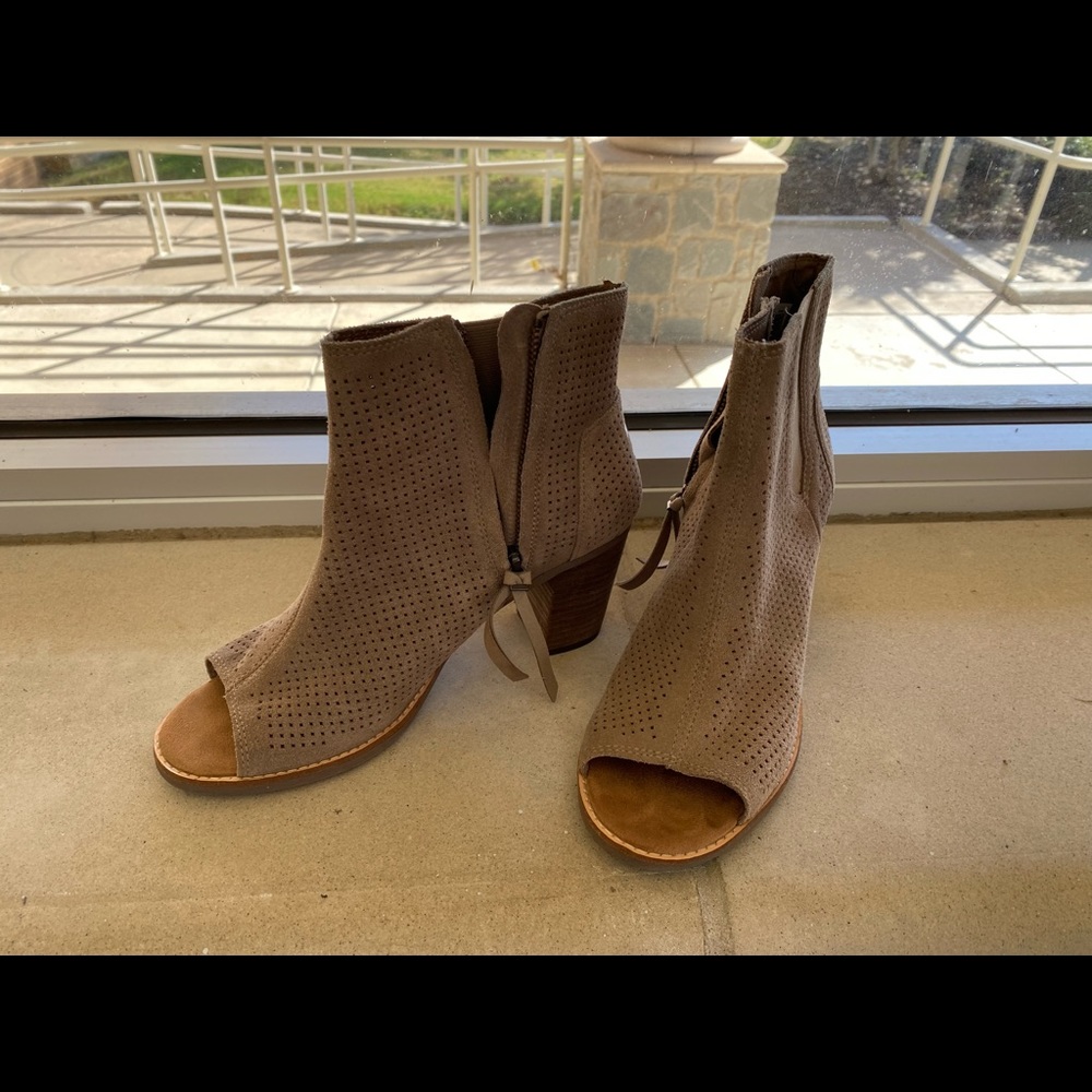TOMS Majorca tan colored open toe booties
